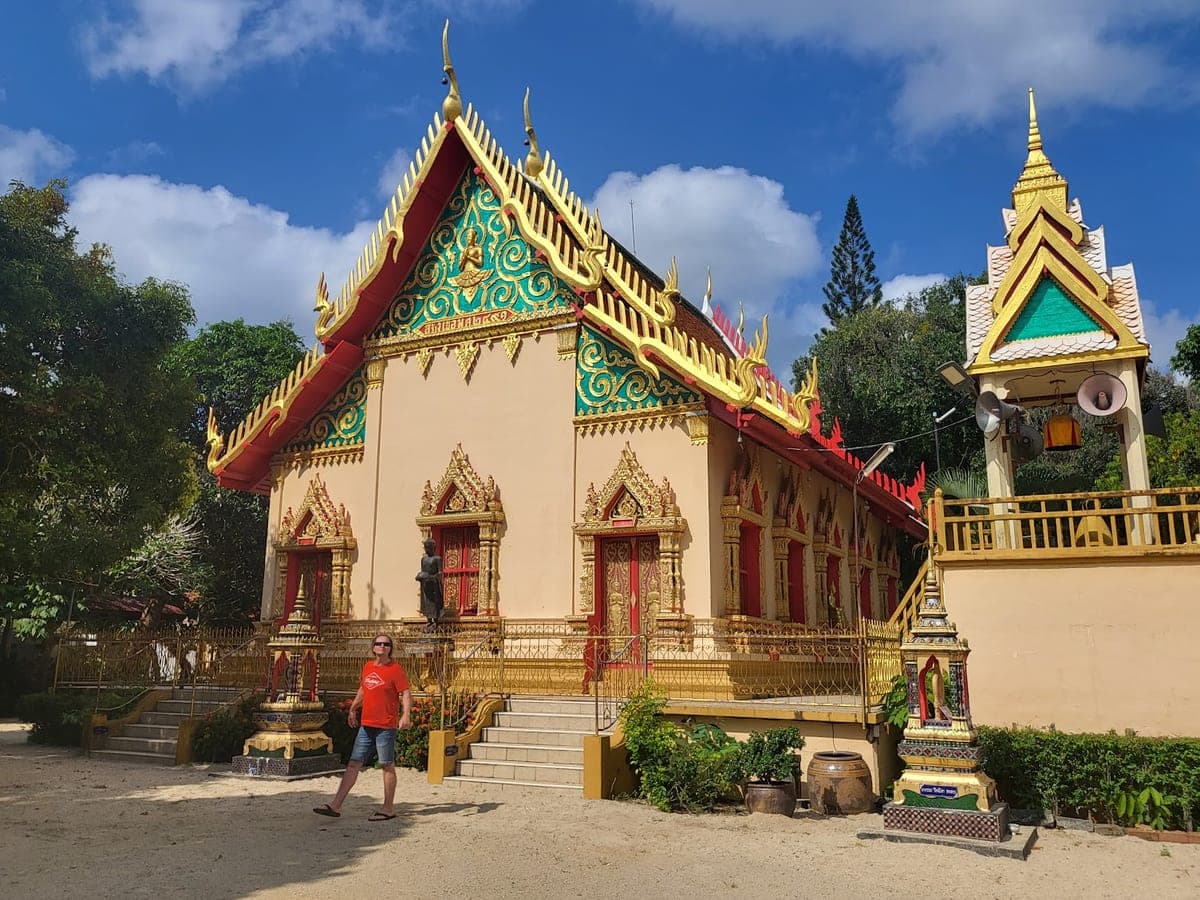 Wat Phu Khao Thong in 44/123 ตำบล แม่น้ำ Tambon Mae Nam, Ko Samui District, Surat Thani 84320, Thailand